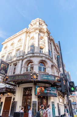 Londra, UK- 19 Eylül 2024: Londons West End 'deki Gielgud Tiyatrosu' nda Juno ve Paycock 'un posterleri yer alıyor, tarihi mimari ve canlı tiyatro sahneleri çekiliyor..