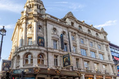 Londra, UK- 19 Eylül 2024: Londons Gielgud Tiyatrosu ve 'Juno and the Paycock' tanıtımı, tarihi mimariyi modern tiyatro sanatlarıyla harmanlıyor.