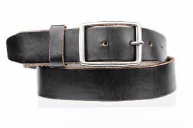 Beyaz arka planda klasik siyah gerçek deri kemer. Retro Vintage inek saklama kemeri.