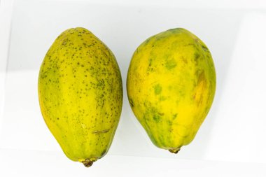 Taze ve sağlıklı papaya meyvesi. Beyaz arka planda yarım olgun papaya izole.
