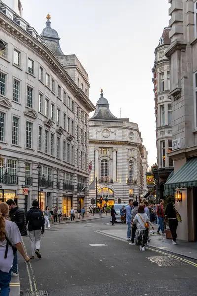 Londra, UK- 19 Eylül 2024: Regent Caddesi Piccadilly Sirki yakınları Büyük Kubbeli binalar ve akşam yürüyüşü.