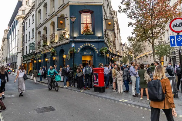 Londra, UK- 19 Eylül 2024: Kalabalık Londra Pub Scene Patronları Glasblower, Iconic Soho Bar 'ın önünde toplanıyor..