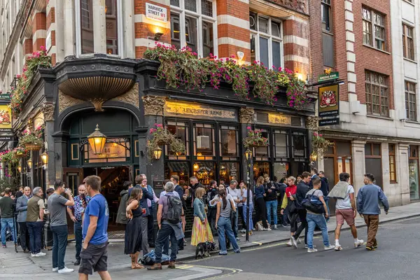 Londra, UK- 19 Eylül 2024: Londra 'nın merkezindeki Warwick Caddesi, W1..