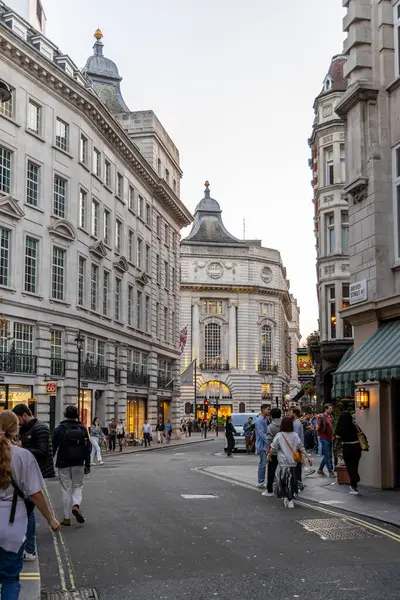 Londra, UK- 19 Eylül 2024: Batı Londra 'nın işlek köşesi Büyük Kubbe mimarisi ve sosyal vızıltı.