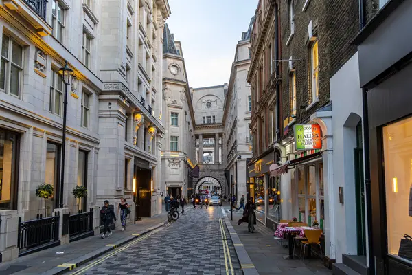 Londra, UK- 19 Eylül 2024: The Strand yakınlarındaki kemerli geçit kaldırımlı cadde üzerindeki Charing Cross istasyonuna açılıyor.