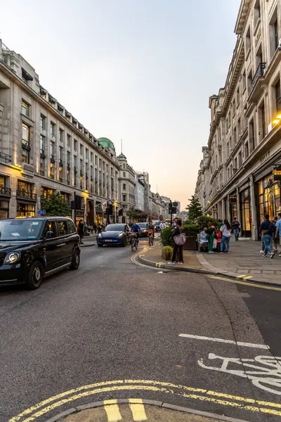 Londra, UK- 19 Eylül 2024: Batı Londra 'daki Regent Sokağı' ndaki lüks mağazalar.