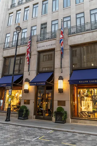 Londra, UK- 19 Eylül 2024: Şatafatlı moda mağazası Ralph Lauren tarafından klasik pencereler ve Mayfair 'de bayrak sergisi.