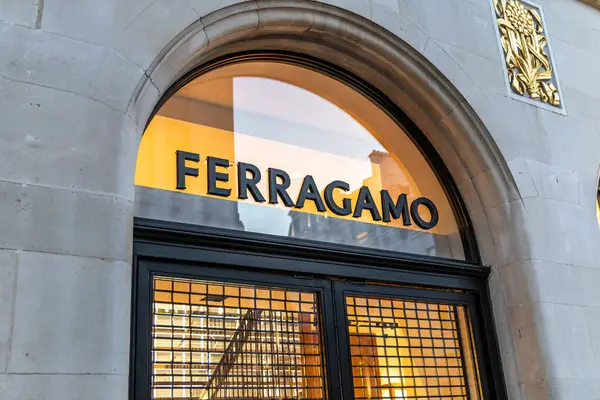 Londra, UK- 19 Eylül 2024: Bond Caddesi 'ndeki Ferragamo kemerli pencere önü altın parlaklığında.