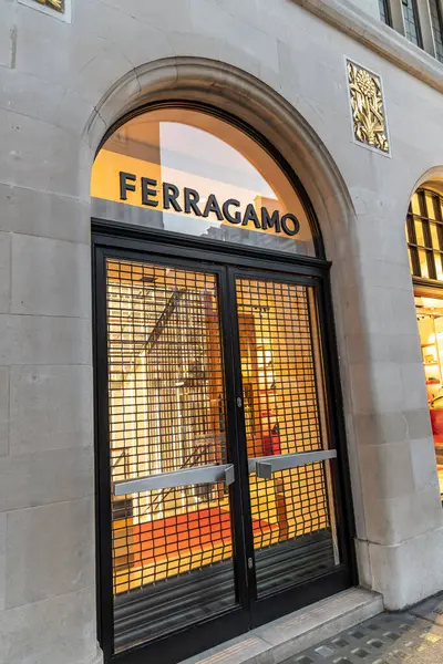 Londra, UK- 19 Eylül 2024: Mayfair taş kemer girişinde lüks Ferragamo mağazası ve rafine tasarım.