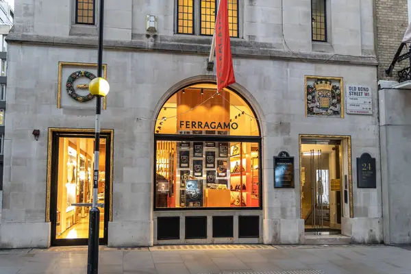 Londra, UK- 19 Eylül 2024: Londra, UK- 19 Eylül 2024: Mayfair taş kemer girişinde lüks Ferragamo mağazası ve rafine tasarım.
