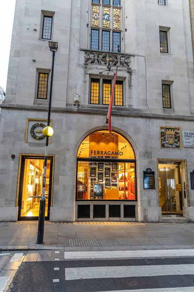 Londra, UK- 19 Eylül 2024: Londra, UK- 19 Eylül 2024: Mayfair taş kemer girişinde lüks Ferragamo mağazası ve rafine tasarım.