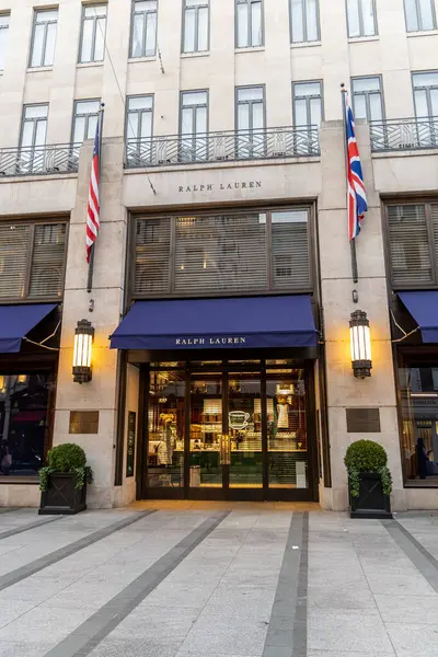 Londra, UK- 19 Eylül 2024: Mayfair zarif vitrininde Grand Ralph Lauren butik binası ve İngiliz bayrakları.