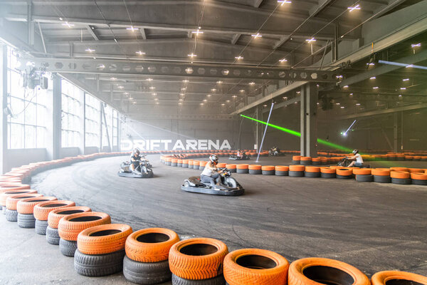 Лиепая, Латвия - 13 июня 2024 года: Лиепайская крытая электрическая повозка Drift Arena. Кочегары в движении.
