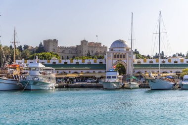 Rodos, Yunanistan - 9 Mayıs 2024: Rodos eski kentinde yeni pazar Nea Agora.