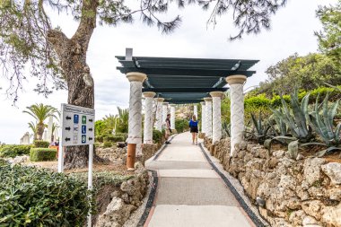 Rodos, Yunanistan - 9 Mayıs 2024: Kalithea Springs 'teki sütun koridorlu güzel binalar.