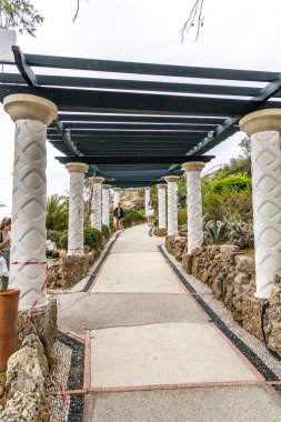 Rodos, Yunanistan - 9 Mayıs 2024: Kalithea Springs 'teki sütun koridorlu güzel binalar.