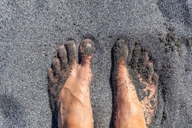 Girit 'teki Agia Roumeli plajında kumlu ayaklara yakın Samiriye Vadisi' nin Libya Denizi 'yle buluştuğu sakin sahil bölgesi..