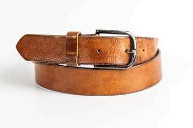 Kahverengi deri kemer, klasik kaplama ve gümüş metal toka. Sıradan ve resmi kıyafetler için klasik erkek moda aksesuarı.