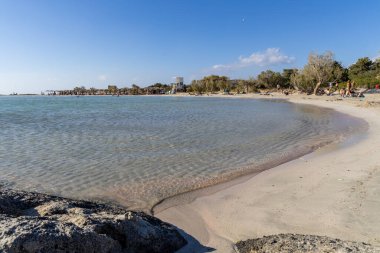 Heraklion, Yunanistan - 17 Ekim 2024: Elafonissi Sahilinde Huzur Günü: Kayak Girit, Yunanistan 'ın El değmemiş Pembe Sahil Hattı' nda Dinleniyor.