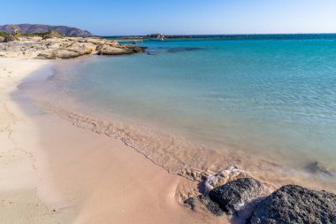 Heraklion, Yunanistan - 17 Ekim 2024: Elafonissi Sahilinde Huzur Günü: Kayak Girit, Yunanistan 'ın El değmemiş Pembe Sahil Hattı' nda Dinleniyor.