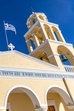 Mavi ve Altın Vizyon: Santorini Kilisesi Mimarisinin Şaşırtıcı Detaylarını Keşfedin.