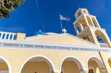 Santorini 'deki Görkemli Yunan Ortodoks Kilisesi Mavi Kubbe ve Gökyüzüne Karşı İkonik Çan Kulesi.