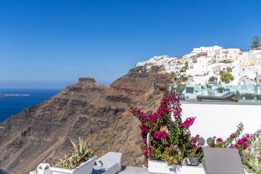 Santorini, Yunanistan - 15 Ekim 2024: Santorini 'nin Beyaz Villaları ve Derin Mavi Deniz Arkaplanlı Muhteşem Uçurum Manzarası.