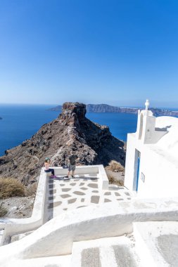 Santorini, Yunanistan - 15 Ekim 2024: Santorini 'deki Skaros Kayası ve derin mavi Ege Denizi' nin büyüleyici havuz manzarası