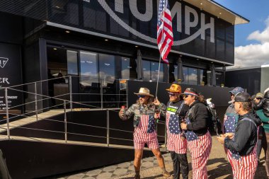 Winchester, UK- 5 Ekim 2024: Amerikan bayrağını Triumph tesisinin yakınında gururla dalgalandıran yıldız bezeli vatansever grup.