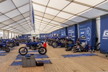 Winchester, UK- 5 Ekim 2024: Yamaha yarış çadırı GYTR logoları ve ahşap döşemelerle dolu.