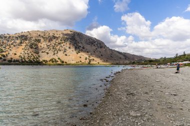Heraklion, Yunanistan - 17 Ekim 2024: Yunanistan 'ın Girit kentindeki Kournas Gölü' nün Boş Tekneleri ve Dağlık Arkaplanlı Manzaraları.