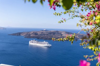 Santorini, Yunanistan - 15 Ekim 2024: Santorini 'nin Deniz Burnu' na Çiçek Bakışı: Tarihi Volkanik Ada 'dan Gemi Süzülüşü.