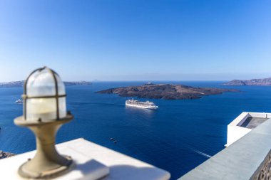 Santorini, Yunanistan - 15 Ekim 2024: Santorini 'nin Denizlerinde Seyir Gemisi Sakin Sulara Bakan Fener ile Yüzüyor.