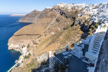 Santorini, Yunanistan - 15 Ekim 2024: Yukarıdan Santorini: Geleneksel Yunan Evlerine ve Ege Denizi 'ne Bakışları Büyüleyici.