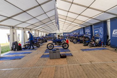Winchester, UK- 5 Ekim 2024: Yamaha Takımı, mavi bisikletleri ve GYTR markalarını gösteren iyi organize edilmiş bir çadır kurdu.
