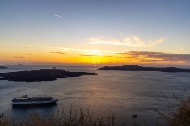 Santorini, Yunanistan - 20 Ekim 2024: Santorini 'de Palea Kameni ve Nea Kameni Adalarında Güzel Günbatımı.