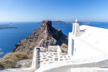 Santorini, Yunanistan - 15 Ekim 2024: Santorini, Yunanistan - 15 Ekim 2024: Skaros Kayası 'nın büyüleyici havuz manzarası ve Santorini' deki derin mavi Ege Denizi