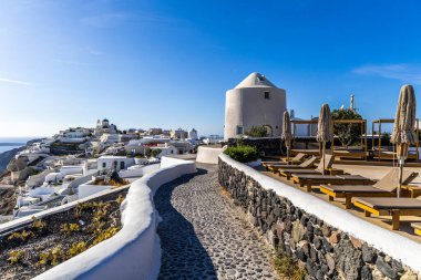 Santorini, Yunanistan - 15 Ekim 2024: Santorini 'deki Sahne Kaldırım Yolu Beyazlatılmış Evlere ve Nefes Kesen Bakışlara Açılıyor.