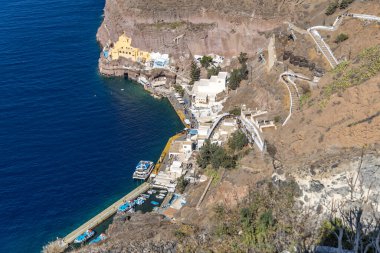 Santorini, Yunanistan - 15 Ekim 2024: Santorini 'nin Gözlerden uzak Kıyı Yerleşimlerine Giden Yılan Yollarını Keşfedin.