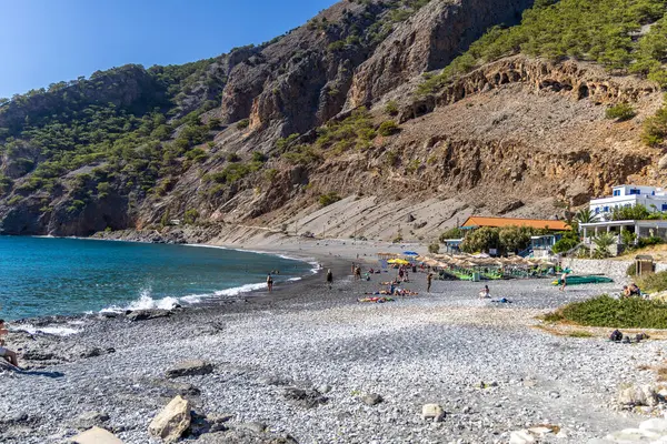 Girit, Yunanistan - 18 Ekim 2024: Samiriye Boğazı 'nın sonunda kayalık kıyı şeritleri, kristal berrak turkuaz suları ve yüksek uçurumları olan güzel bir sahil, dinlenmek ve iyileşmek için mükemmel bir yer.