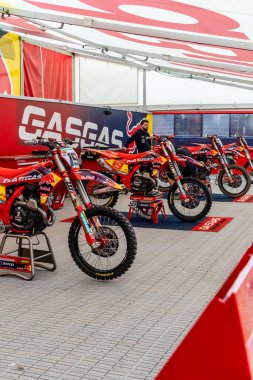 Winchester, UK- 5 Ekim 2024: Parlak kırmızı Gasgas motokros motosikletleri bir yarış garajında sergilendi.