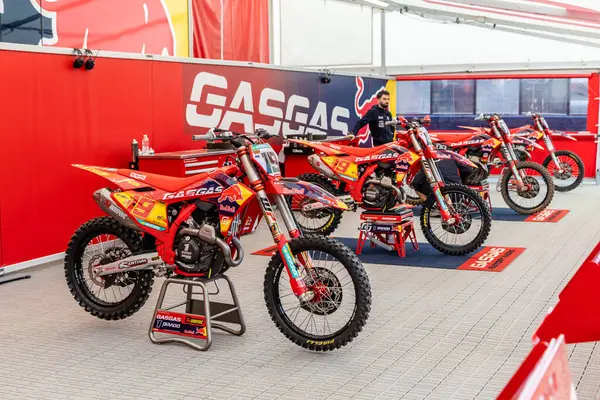 Winchester, UK- 5 Ekim 2024: RedBull Gasgas takım motorları bir sonraki off-road müsabakasına hazır.