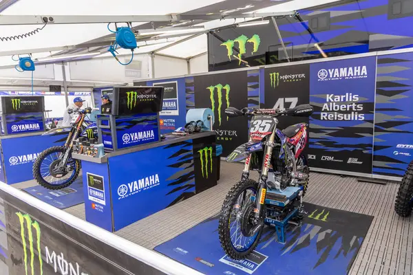 Winchester, UK- 5 Ekim 2024: 35 ve 47 motorlu Yamaha takımı off road yarışması için hazırlandı.