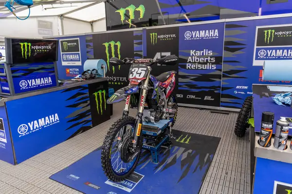 Winchester, UK- 5 Ekim 2024: Canavar Enerjisi Yamaha çukuru Karlis Alberts Reisulis bisikletleri ve cesur sponsorlar sergileniyor.