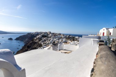 Santorini, Yunanistan - 15 Ekim 2024: Uzakta Beyaz Binalar ve Ege Denizi ile Oia manzarası.