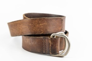 Eskimiş, kahverengi deri kemerli, çift D yüzüklü, kalın kemerli, eski moda aksesuarlı, sıkıntılı Patina Stüdyo Çekimi Beyaz arka planda.