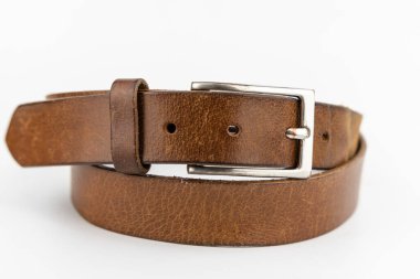 Kare gümüş tokalı esmer gerçek deri kemer klasik klasik moda aksesuarı Doğal Creases Stüdyosu Fotoğrafı Beyaz Arkaplanda.