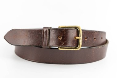 Koyu Kahverengi Deri kemer Brass Square Toka Vintage Moda Aksesuarları Işık Giyen Stüdyo Fotoğrafı Beyaz Arkaplanda.