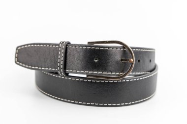 Kontrast Dikiş Detaylı Siyah Kuşak ve Oval Toka Stüdyo Kapat Erkek veya Kadın Temiz Beyaz Ürünler Görünümü.