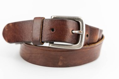 Esmer, gerçek deri kemer ve fırçalanmış gümüş toka klasik kotlar için ideal görünüyor. Ya da işlevsel ve stil sahibi kırsal kıyafetler..